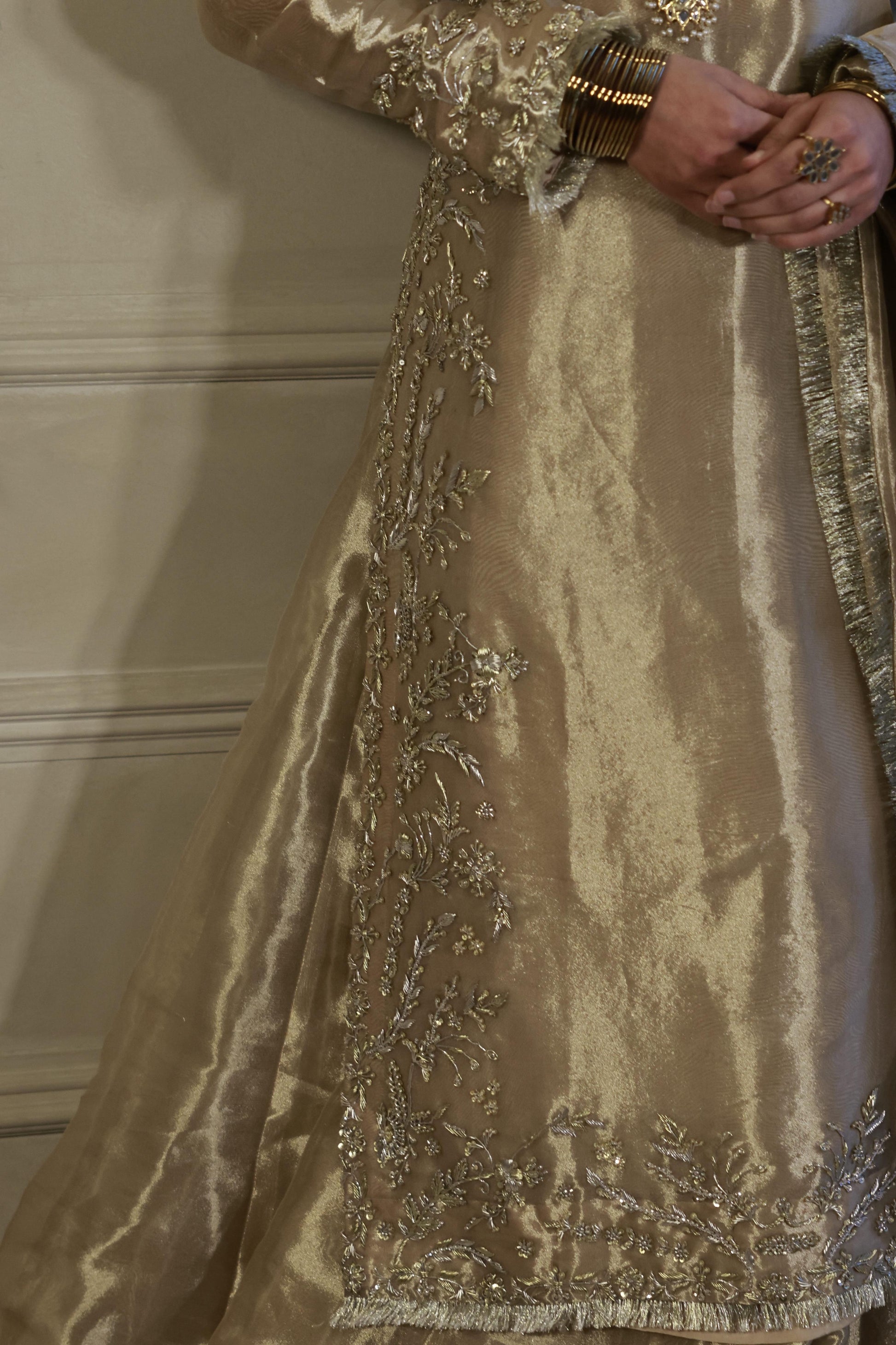 Pakistani Luxury Formals Champagne Gold Embroidered Formal Lehenga Set M Pakistani Luxury Formals Champagne Gold Embroidered Formal Lehenga Set M